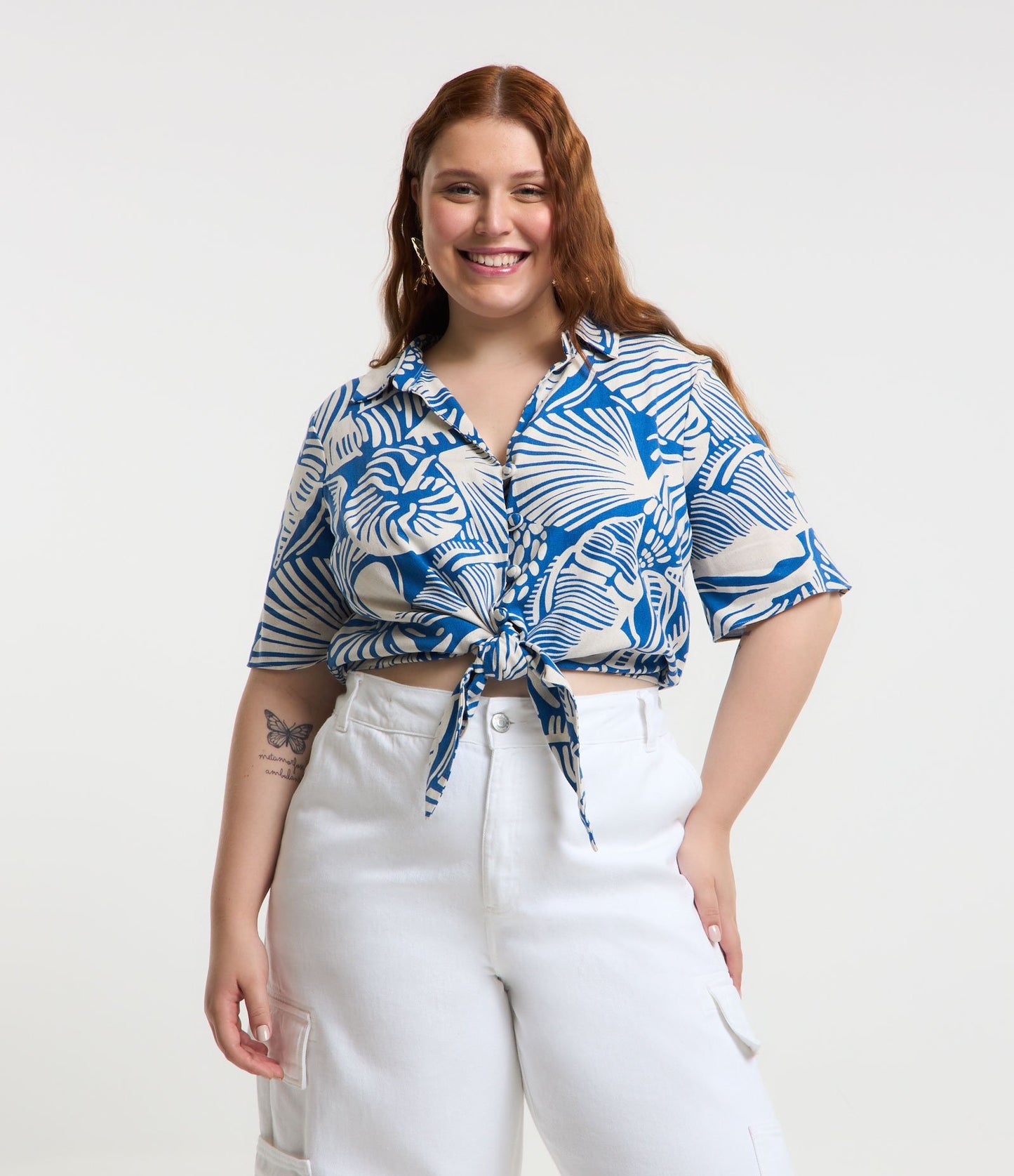 Camisa de linho cortada com estampa abstrata, Curve & Plus Size, azul/branco