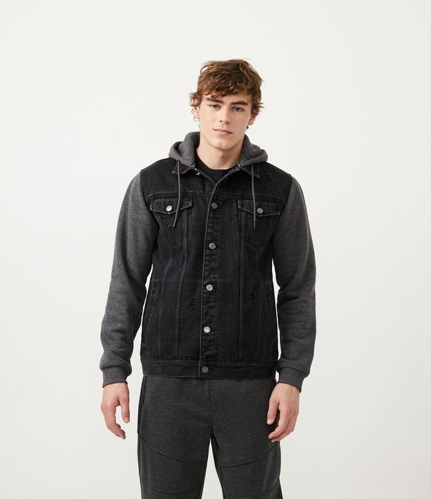 Jaqueta jeans com capuz preto e mangas de moletom