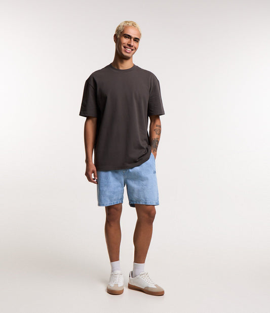 Pantaloncini di jeans blu chiaro con elastico in vita ed etichetta applicata