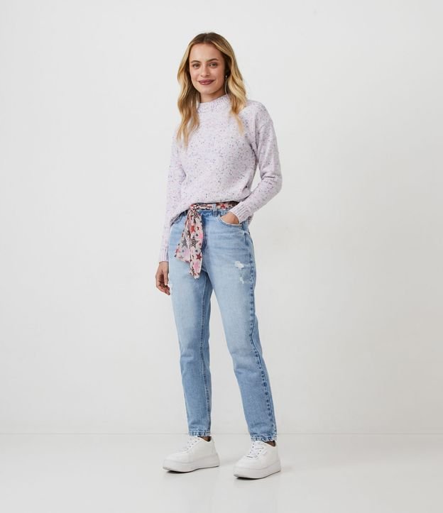 Jeans Mom com bainha enrolada e cinto com lenço estampado azul