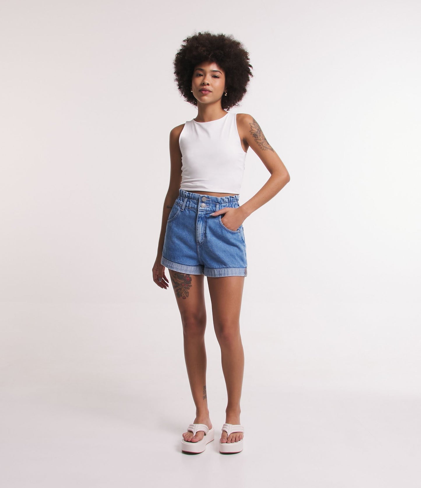 Jeans corti blu con vita elastica e bottoni