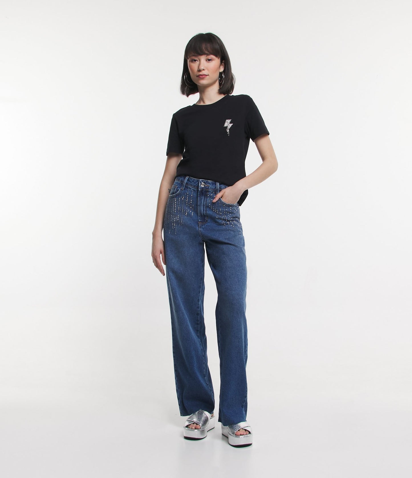 Jeans de perna larga com brilhos e bainha crua em azul