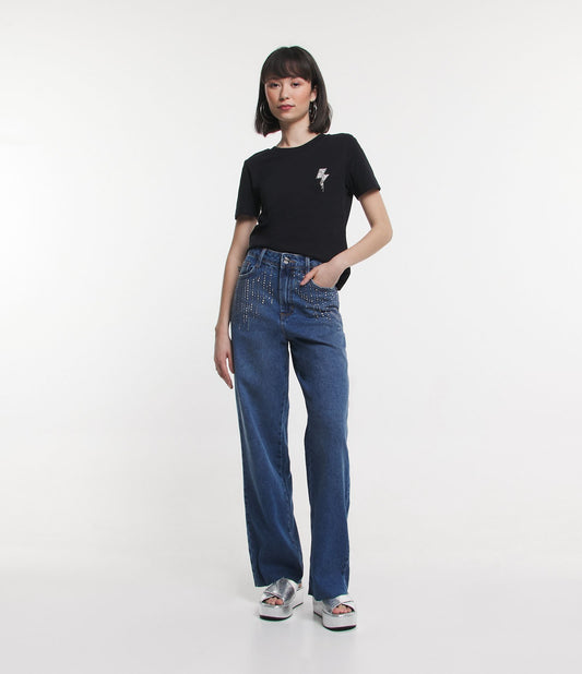 Jeans de perna larga com brilhos e bainha crua em azul