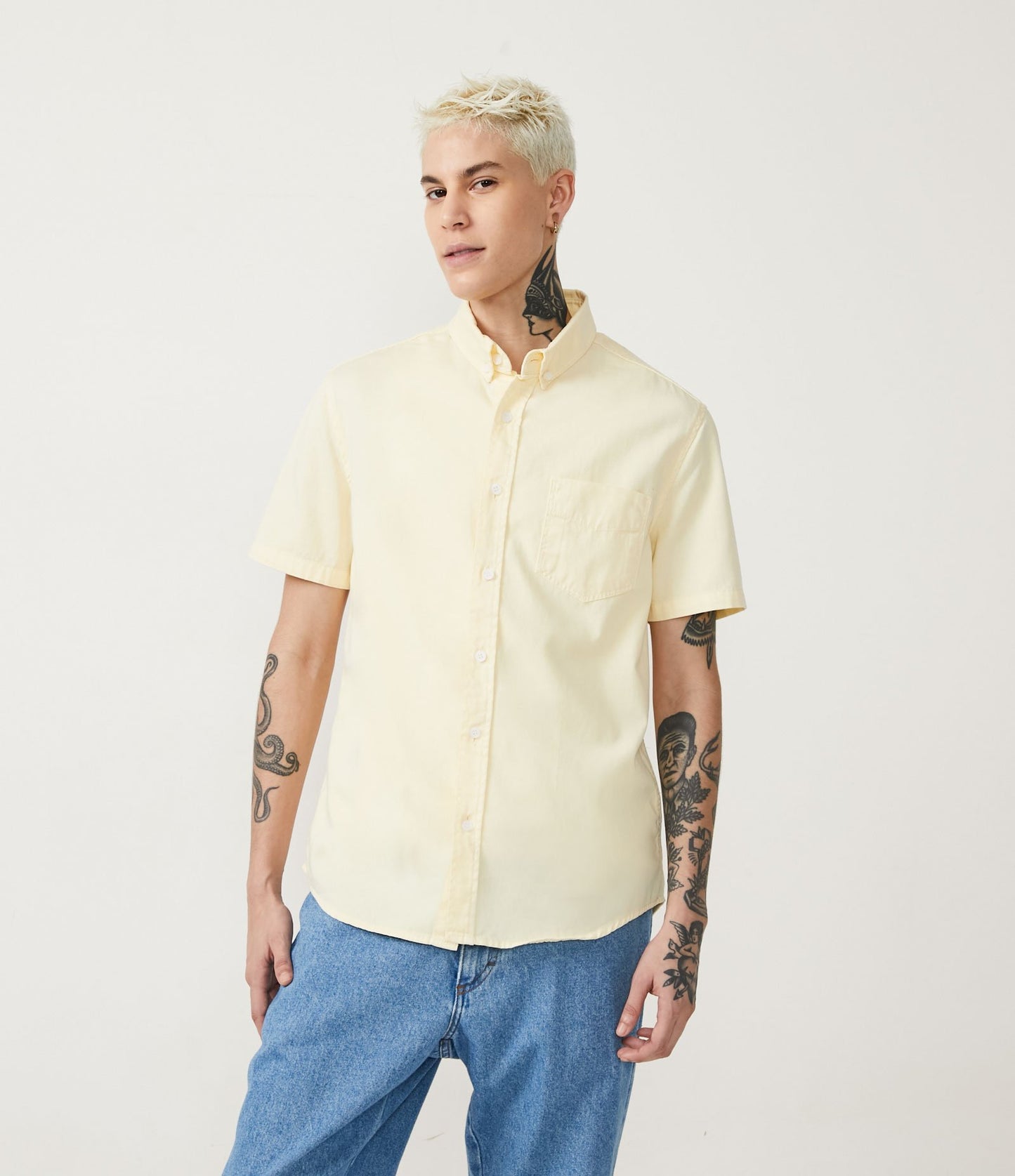 Camicia in twill dal taglio regolare con tasca e maniche corte in giallo