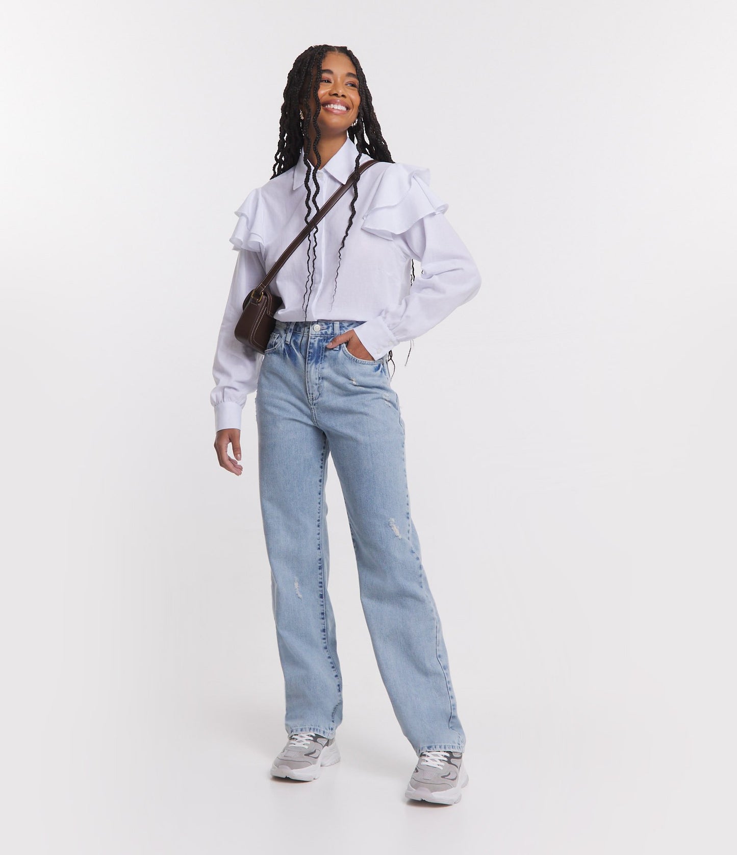 Calça jeans de perna reta com bolsos e acabamento em azul desgastado