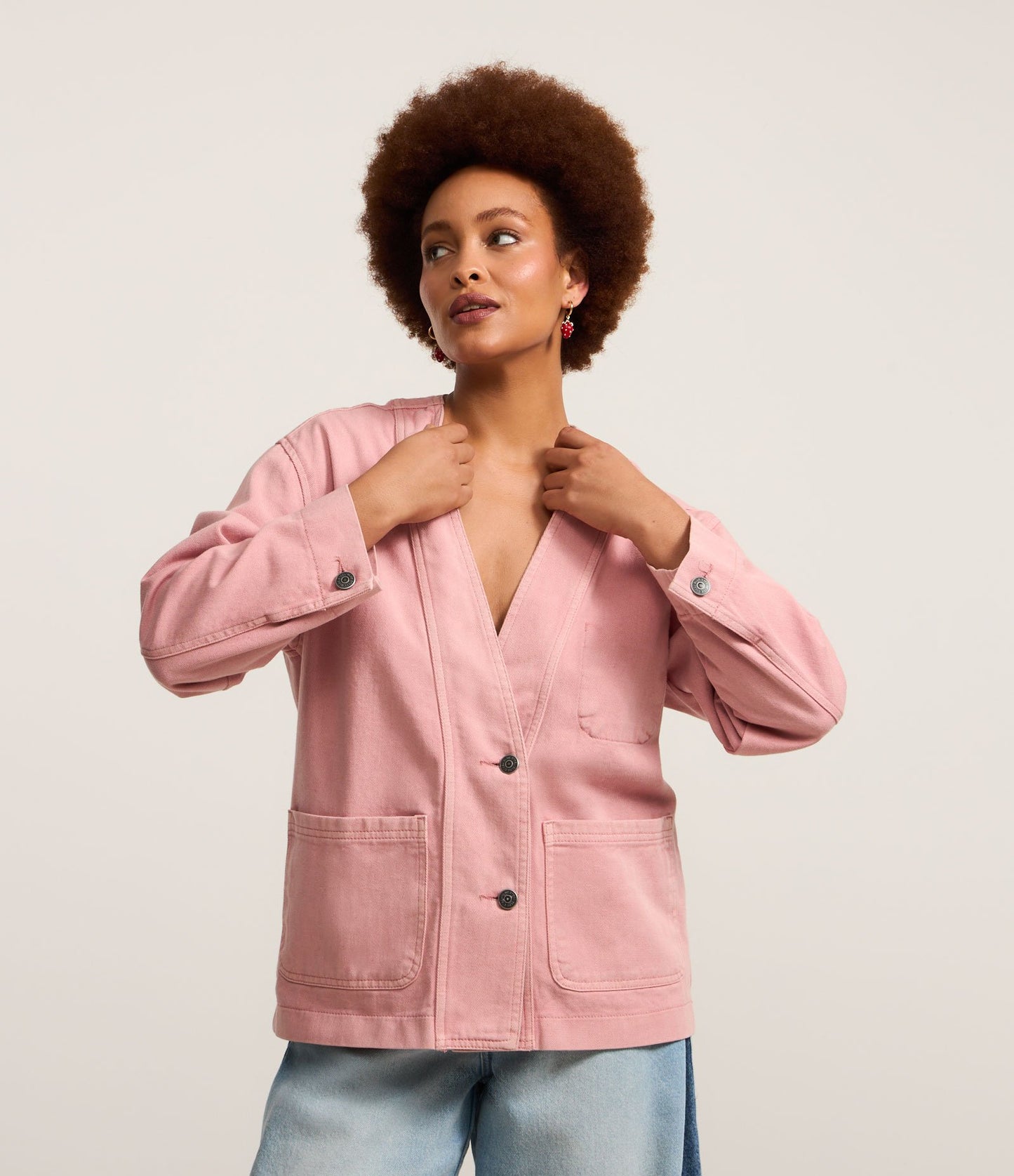 Blazer rosa de sarga teñida catiónica con cierre de botones