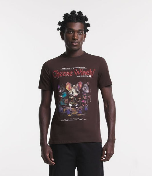 Camiseta Regular Fit em malha marrom com estampa de ratos RPG