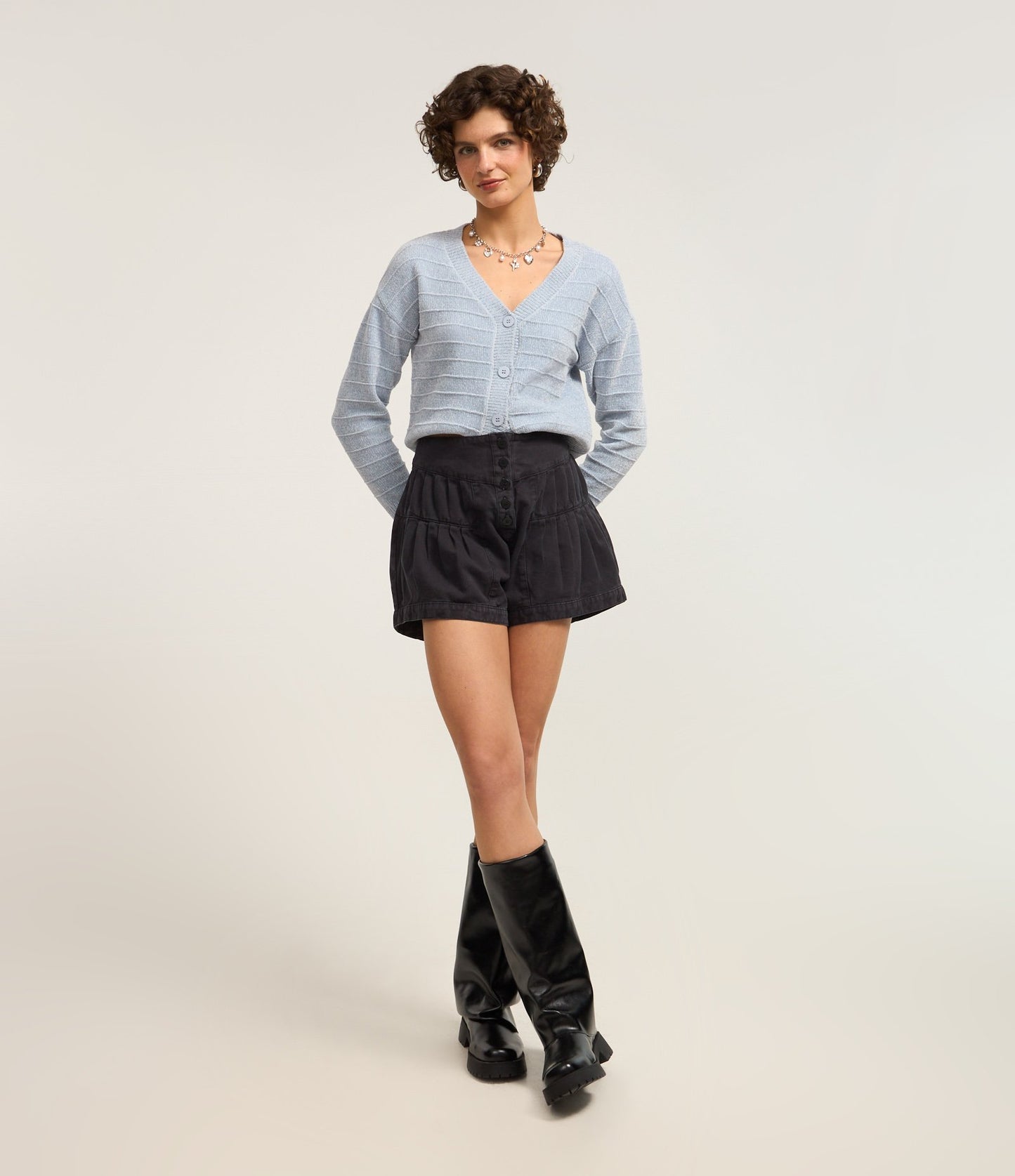 Shorts de sarja preta plissada com tingimento catiônico em camadas