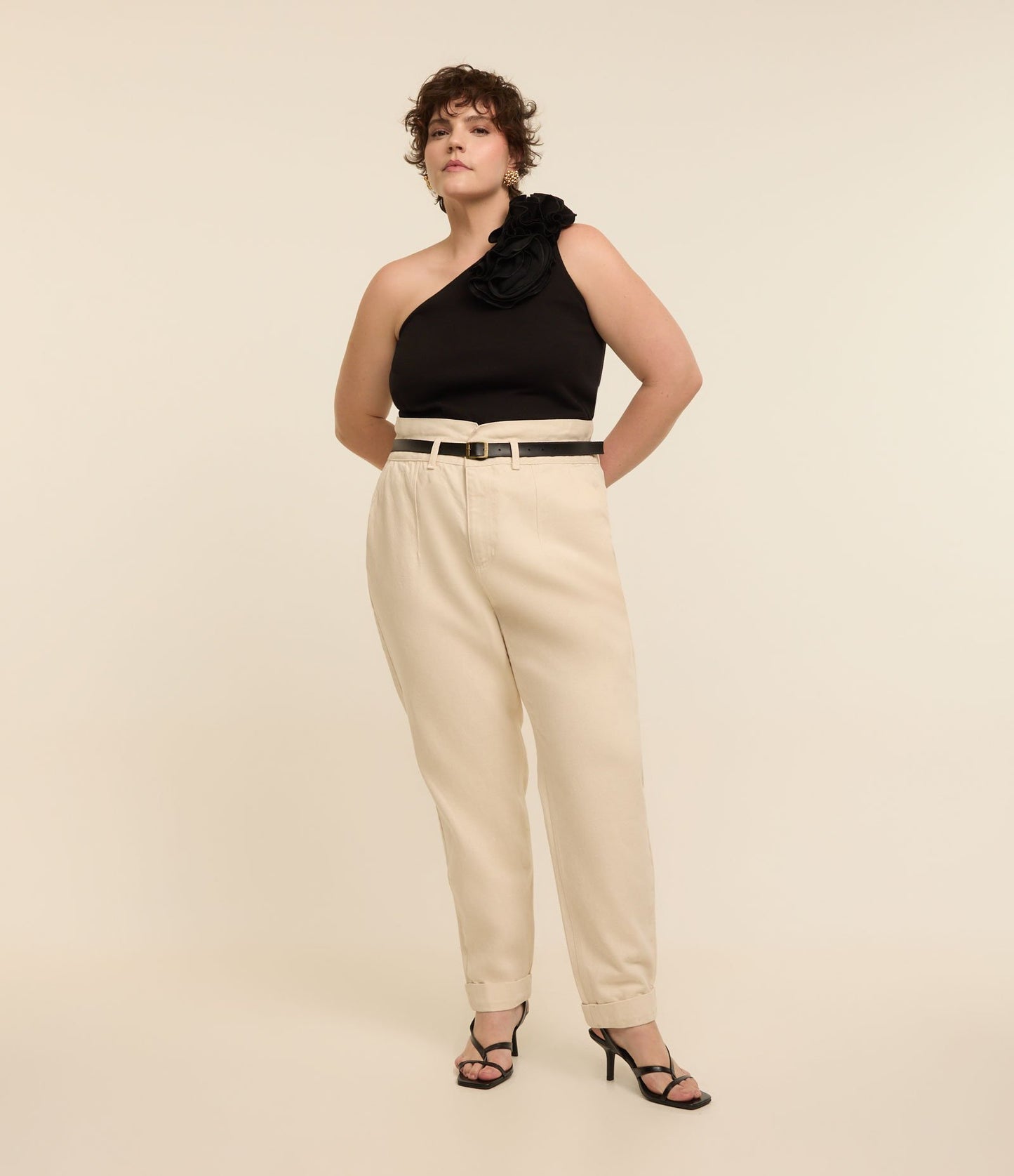 Pantalones de sarga ajustados con cinturón, Curvas y tallas grandes, Blanco roto