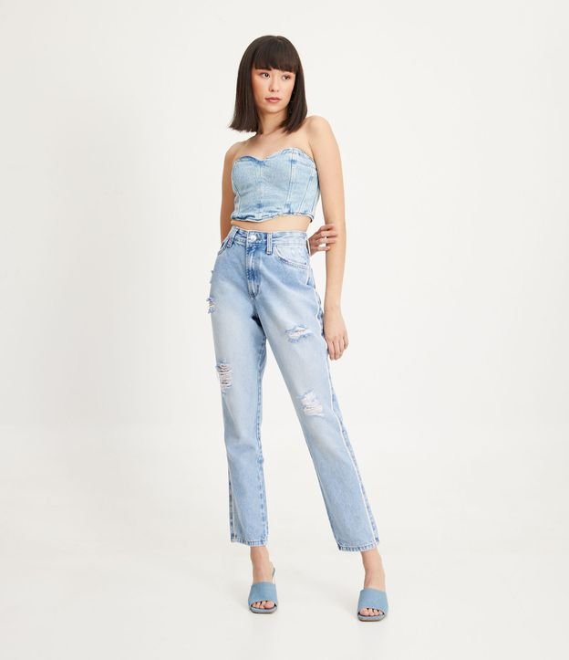 Jeans Mom com rasgos e listras laterais brilhantes em azul