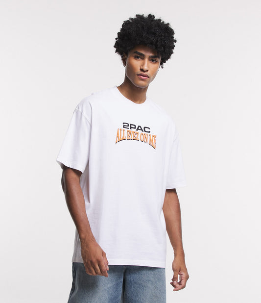 Camiseta branca de ajuste descontraído com estampa de Tupac na frente e nas costas