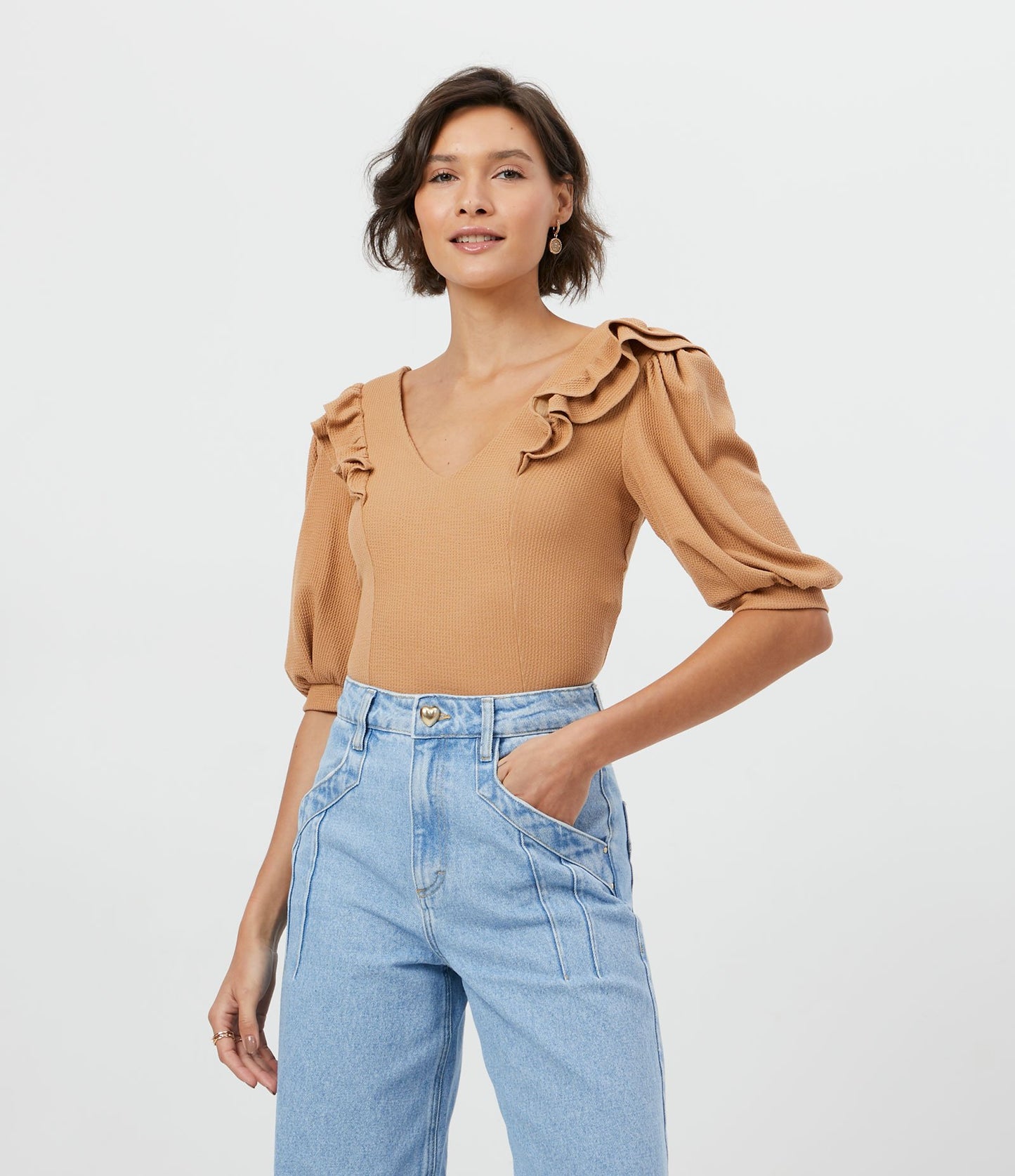 Camicetta arricciata con maniche a sbuffo e volant sulle spalle in beige