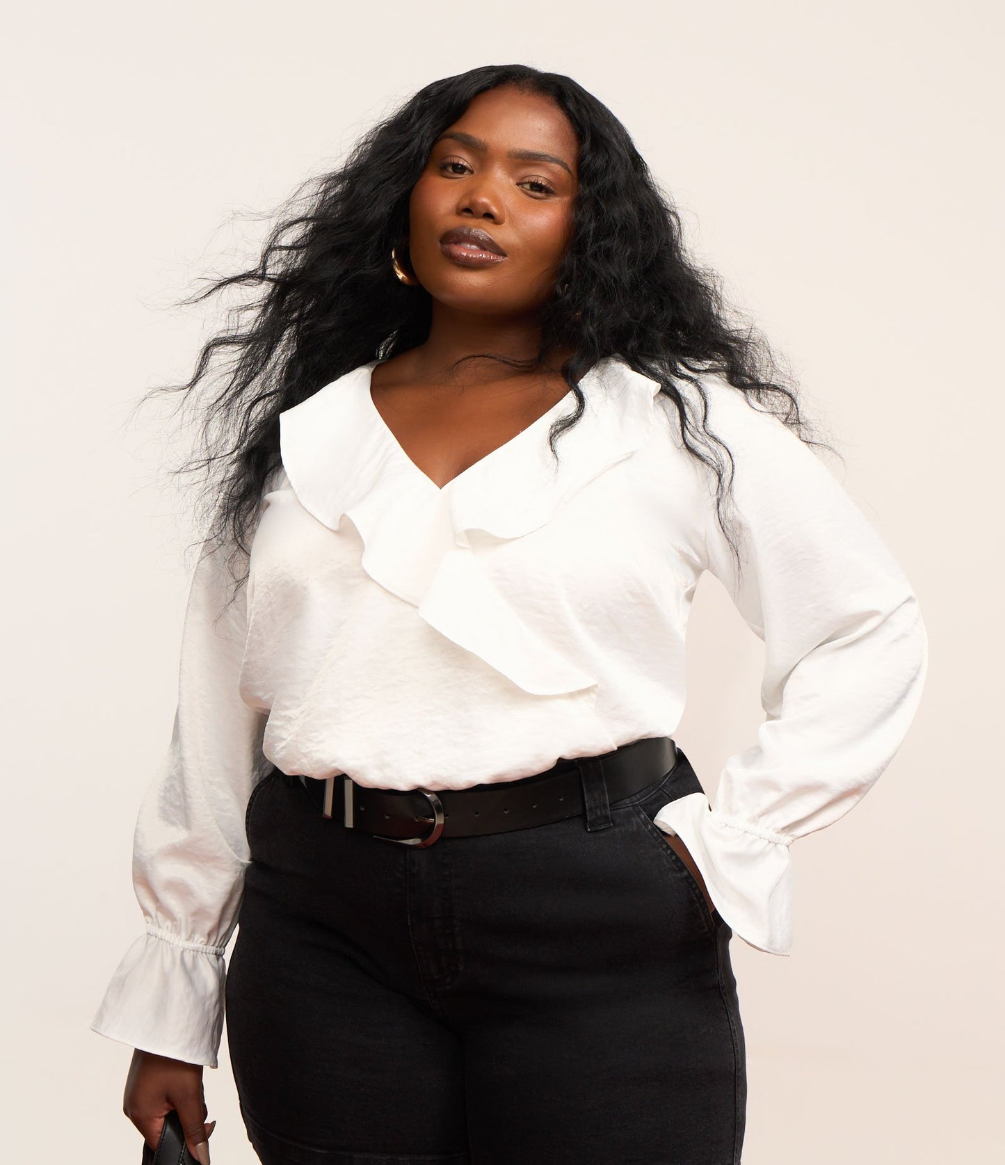 Blusa envolvente de satén blanco con volante Jabot, Curve y Tallas Grandes