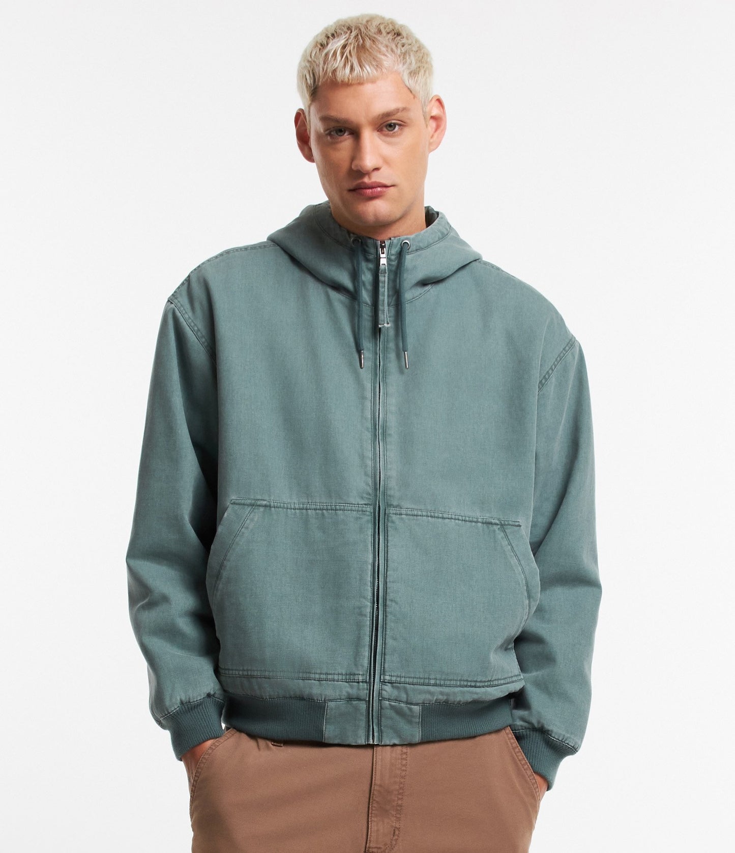 Jaqueta de sarja verde com capuz e bolso interno