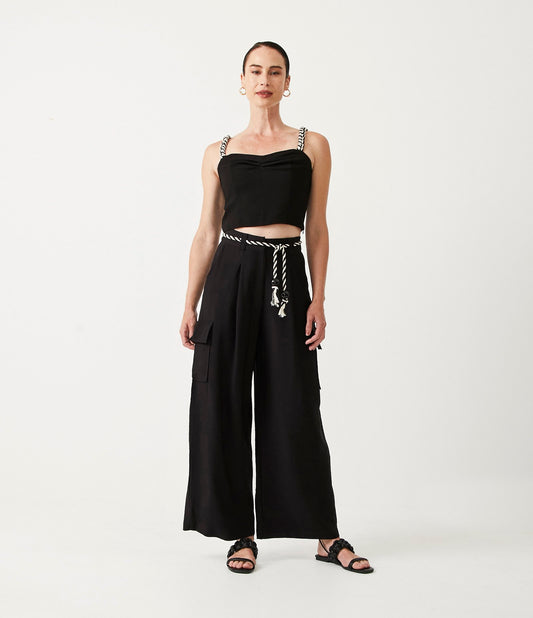 Calça de pernas largas com bolsos tipo cargo e cinto de corda preto