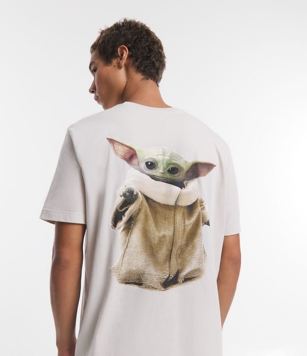 Camiseta bege clara com estampa Mandaloriana em tecido de malha macia