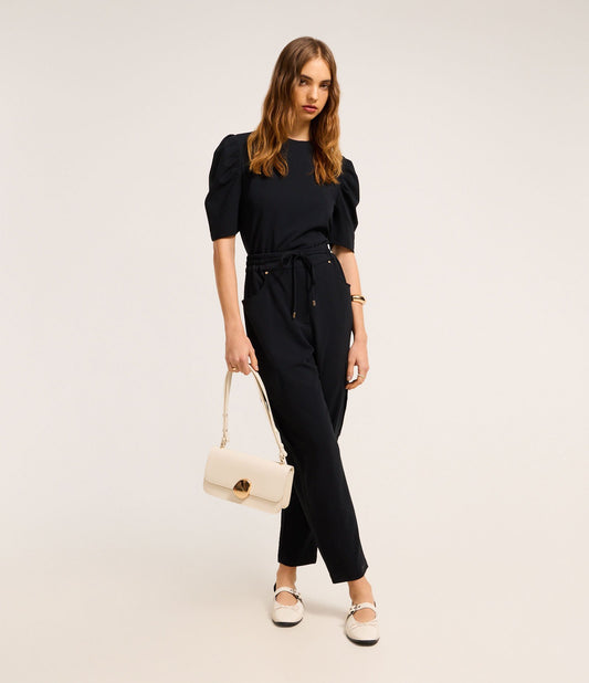 Calça Carrot de cintura alta em crepe preto com bolsos cargo