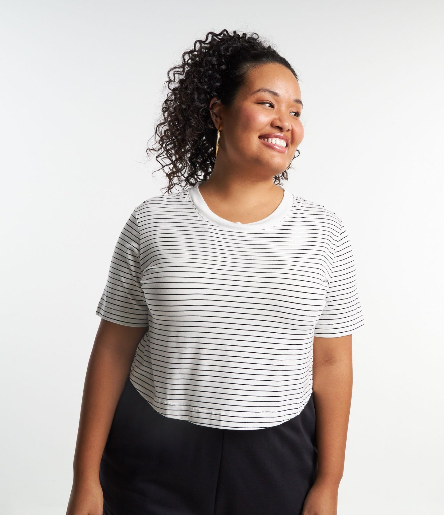 Blusa cropped de viscose listrada em tamanhos curvos e plus size - Branco