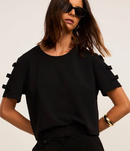Blusa negra de crepé con detalle de lazo en las mangas