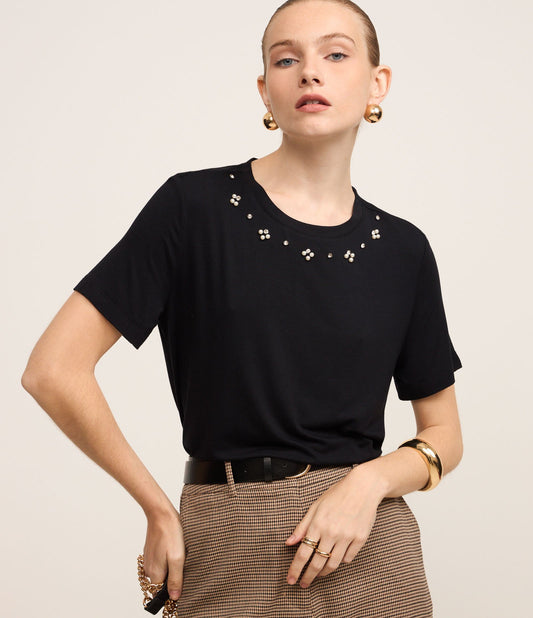 Blusa Preta de Viscose com Apliques de Strass e Pérolas