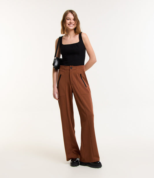 Calça de malha Roma com recortes esportivos e bolsos em marrom