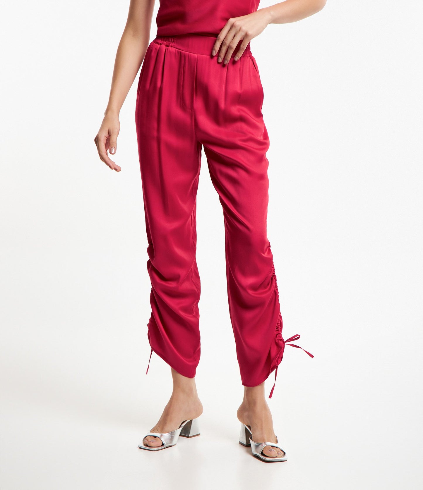 Calça Cargo de cetim com cós franzido e bolsos falsos em vermelho rosado