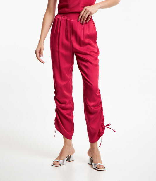 Calça Cargo de cetim com cós franzido e bolsos falsos em vermelho rosado