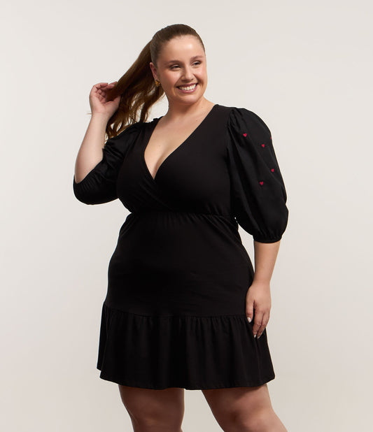 Vestido corto negro con mangas 3/4 y estampado de corazones - Tallas grandes y curvas