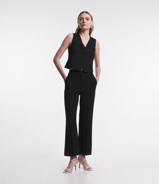 Calça reta de cintura alta preta com bolsos e detalhes em debrum