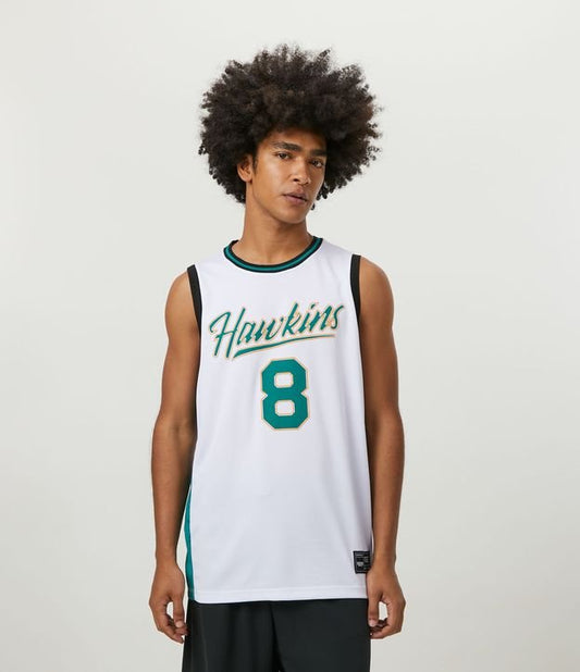 Camiseta regata branca com letras de Hawkins 8 Stranger Things