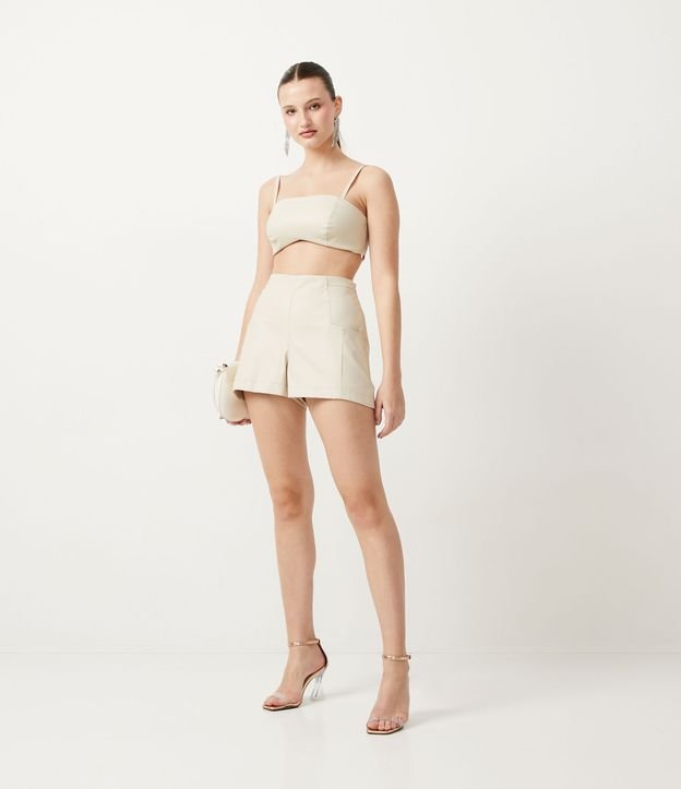 Pantaloncini sartoriali sintetici beige con grandi tasche e pinces