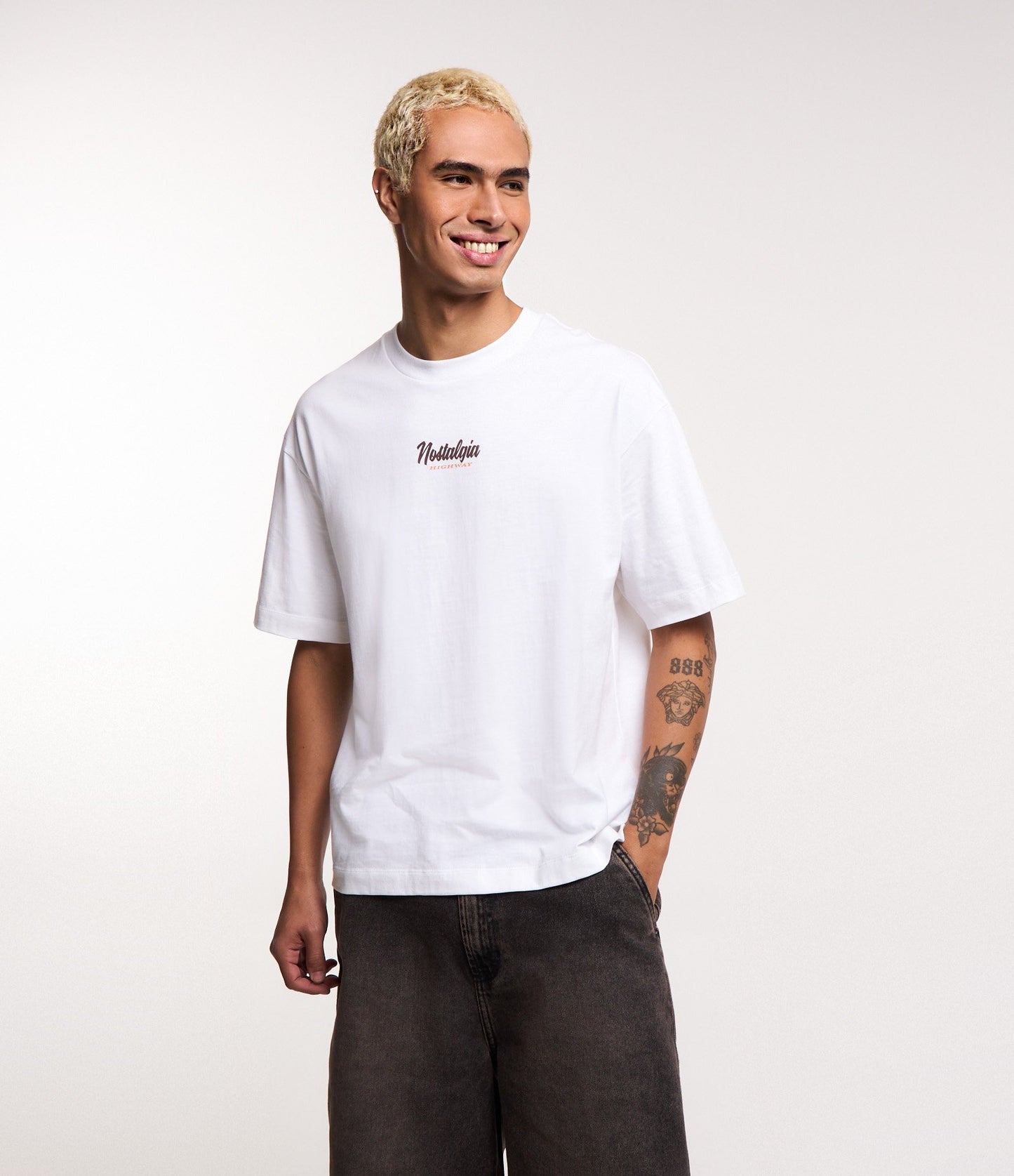 Camiseta Boxy de algodão com nova estampa em negrito em branco