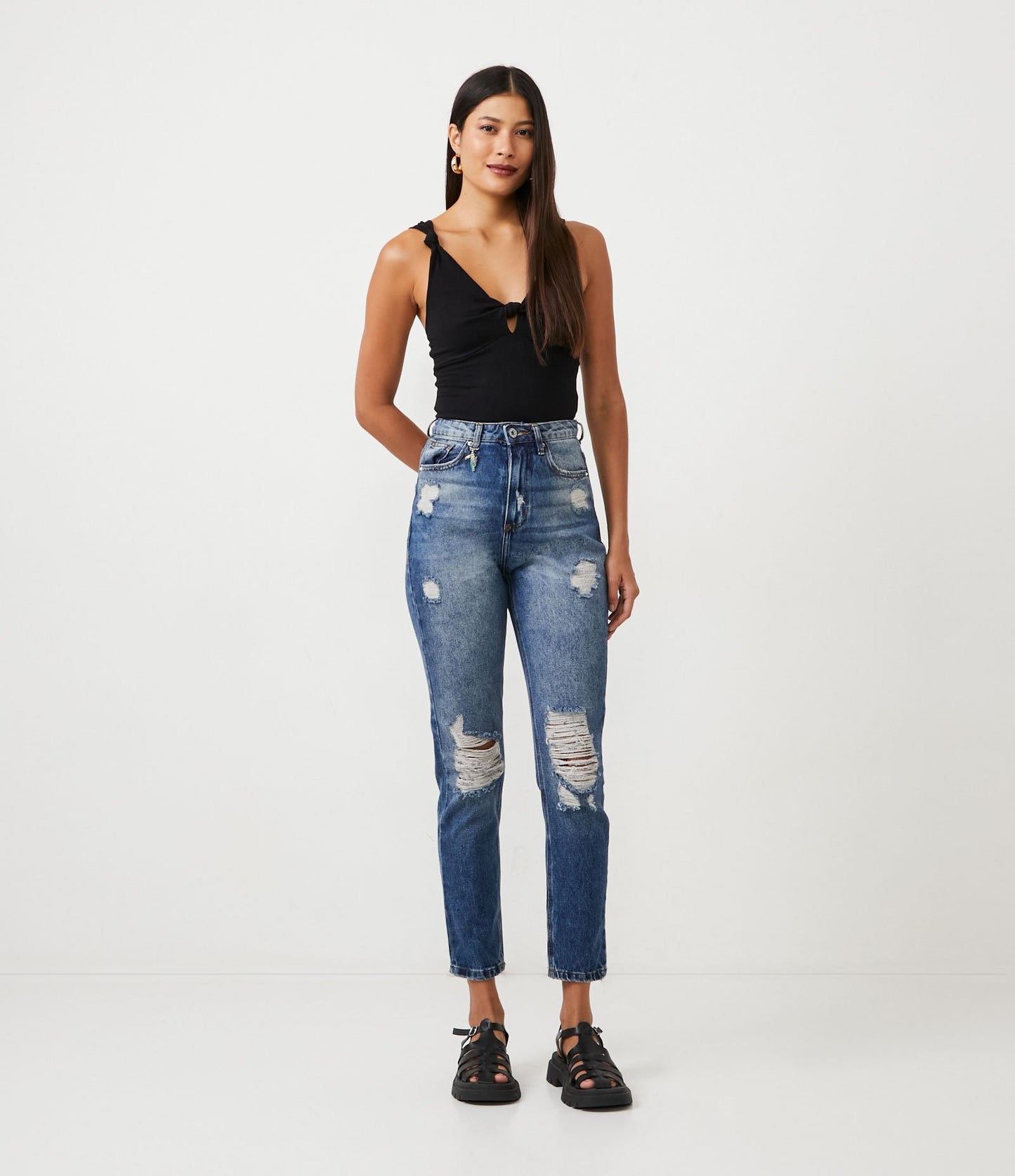 Calça jeans para mães com detalhes desgastados e charme de tucano azul