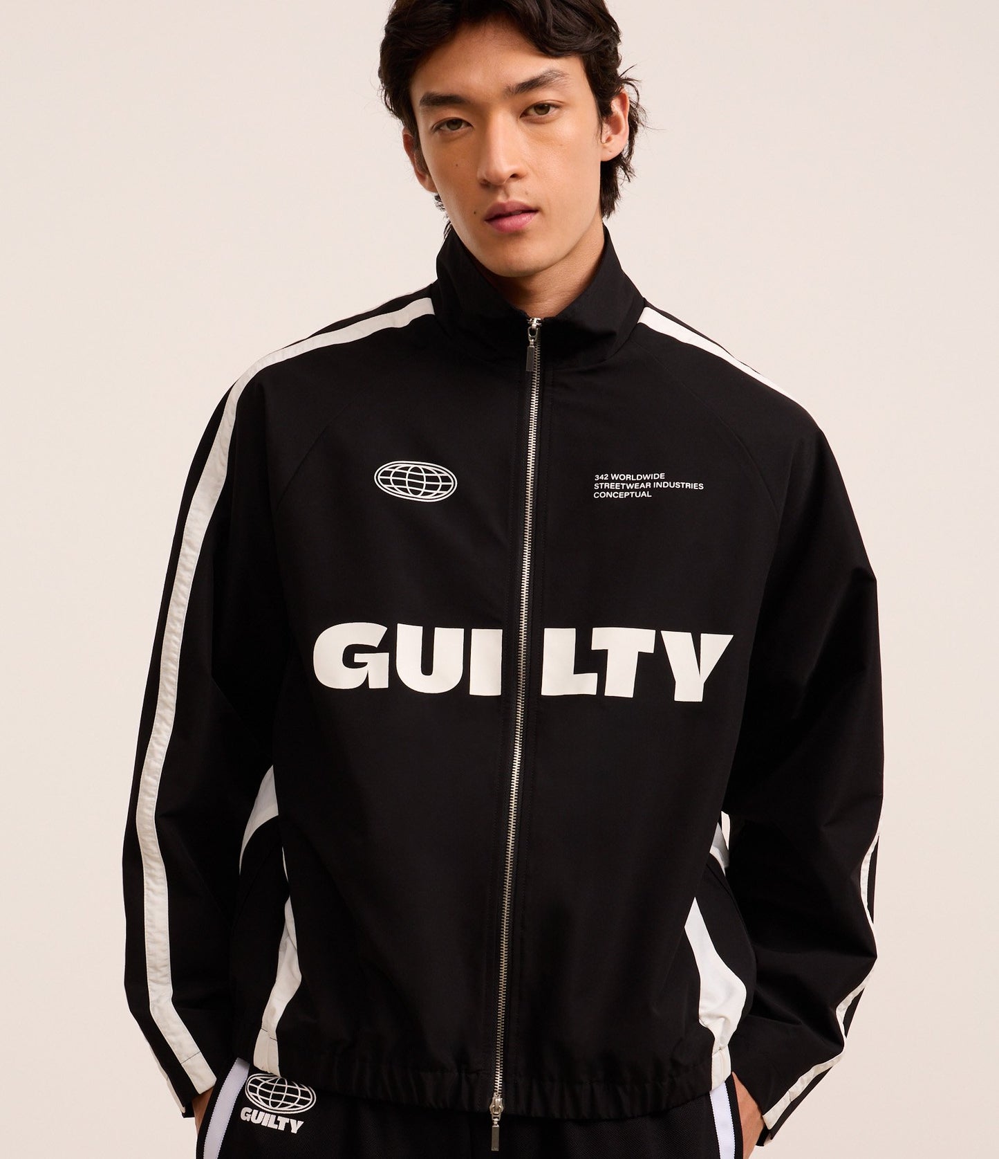 Giacca sportiva con collo alto e strisce a contrasto in nero