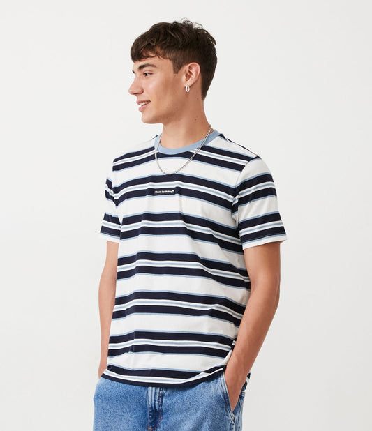 Camiseta regular de algodão com listras e etiqueta de borracha azul