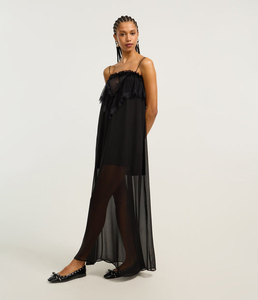 Vestido longo de renda preta com babados e detalhes transparentes