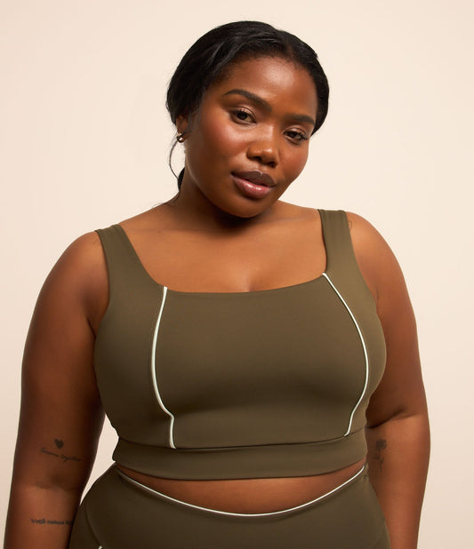 Camiseta esportiva verde curva e plus size em interlock com detalhes contrastantes