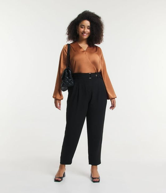 Calça Black Carrot com cinto e pregas - Curve e Plus Size