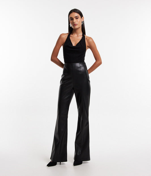 Calça flare de PU preta com tubulação e zíper grosso