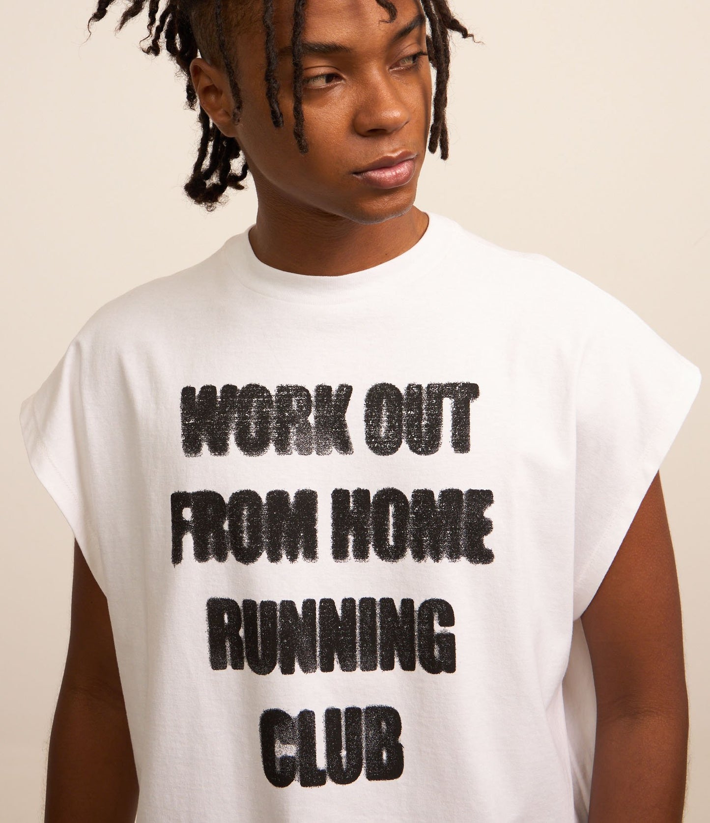 Camiseta de tirantes recortada en tejido de punto con estampado de letras blancas