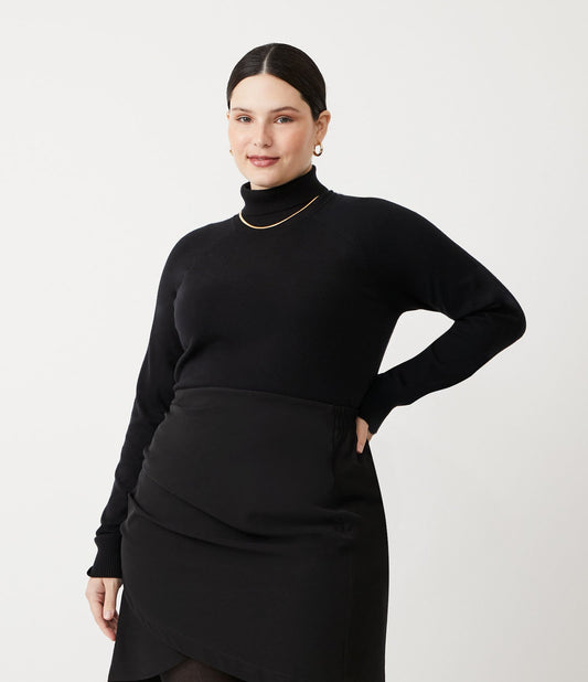 Maglione nero a collo alto con maniche raglan, taglie forti e taglie forti