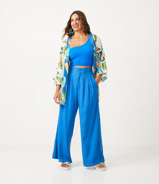 Calça de linho azul de perna larga com pregas e bolsos