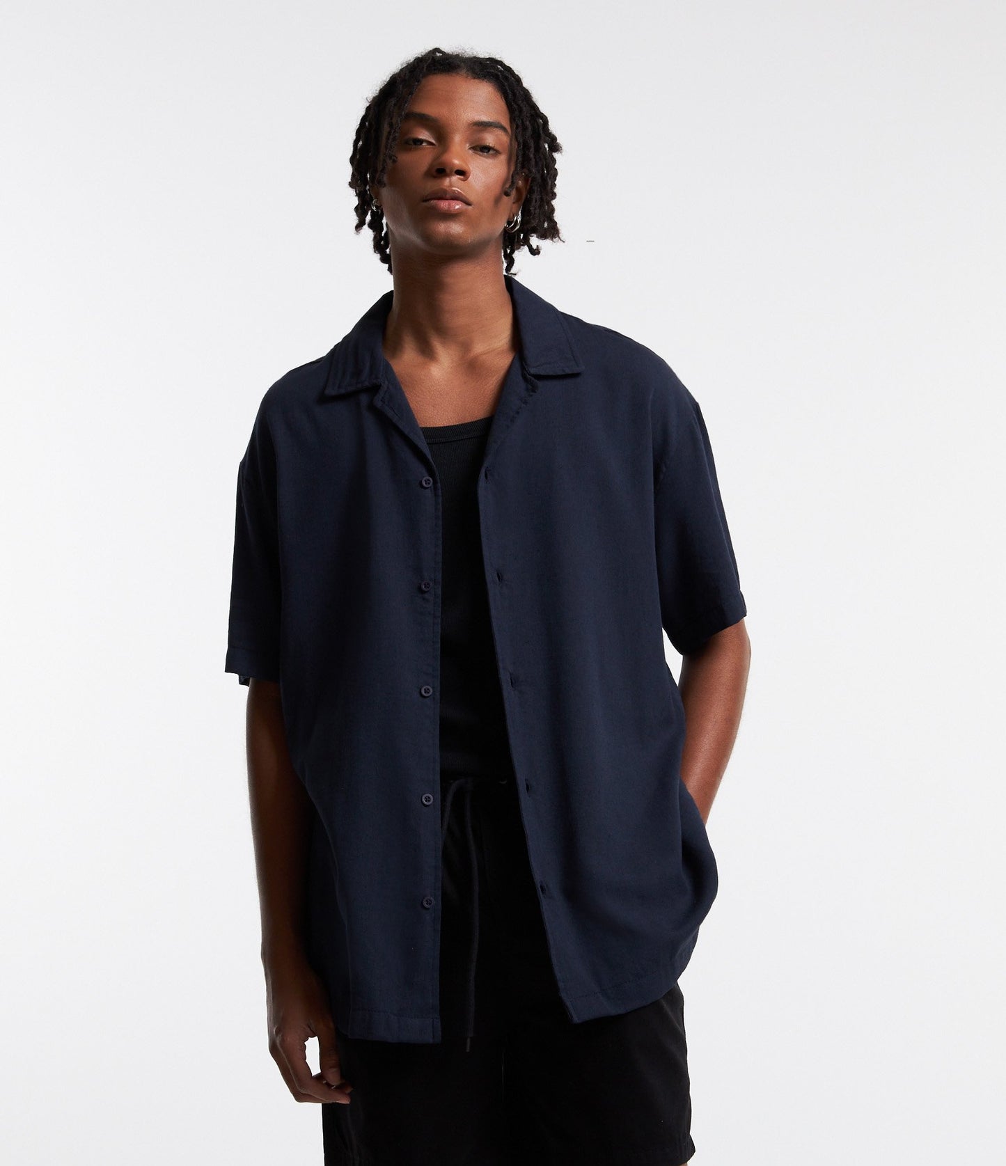 Camisa de viscolinho azul-marinho de ajuste descontraído com botões