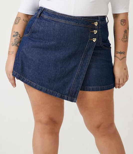 Saia jeans curta com botão de coração e curvatura azul plus size