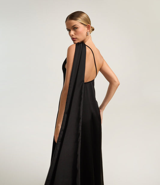 Vestido largo de satén con pañuelo extendido y tirantes finos en negro