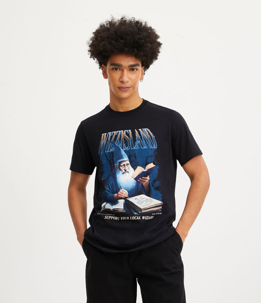 Camiseta de ajuste regular em tecido de malha preto com estampa do mago Wizzisland