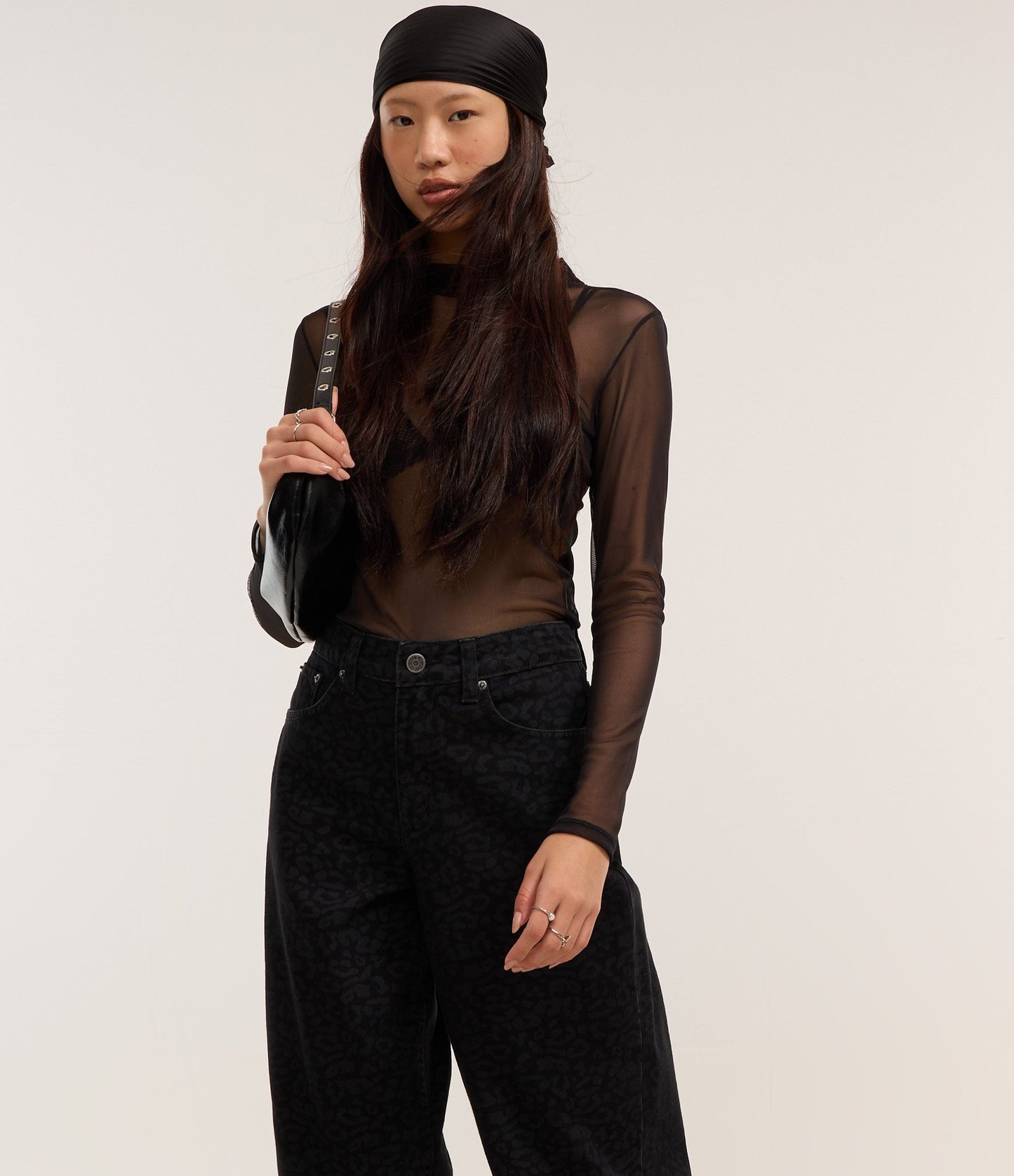 Camicetta nera in tulle trasparente con collo alto