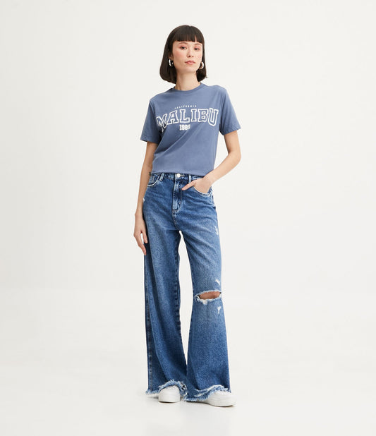 Calça jeans de perna larga com bolsos listrados e detalhes desgastados em azul