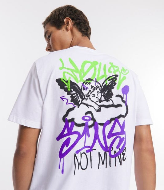 Camiseta Comfort em malha macia com estampa de anjos brancos na frente e nas costas