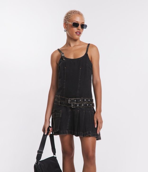 Vestido curto de brim com pregas e cinto preto